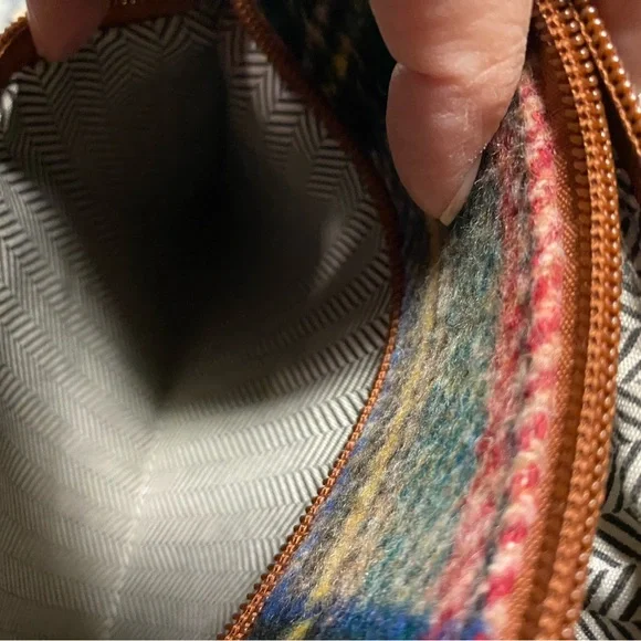 Elegant Plaid Crossbody Bag with Brown Trim - Picture 6 of 8